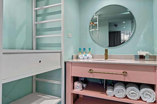圣胡安Abitta Boutique Hotel, Ascend Hotel Collection的一间带水槽和镜子的浴室