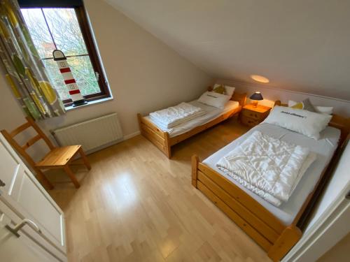 卡德赞德Lepelaar - Spaanse Galeien 109的小型客房 - 带2张床和窗户