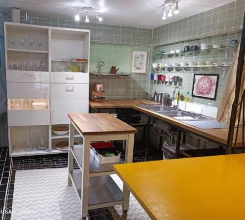 曼谷Big Groups Heaven in Central Location的厨房配有冰箱和水槽。