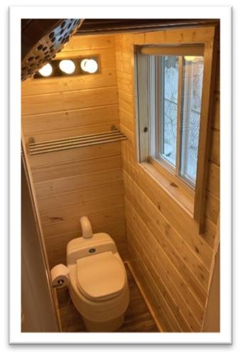 耶洛奈夫Our Cabin Bed & Breakfast的一间带卫生间和窗户的小浴室