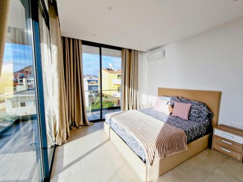 普拉亚Praia Modern Apartment vista Mar的一间卧室设有一张床和一个大窗户