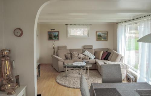 斯托克马克内斯Gorgeous Home In Stokmarknes With Kitchen的客厅配有沙发和桌子