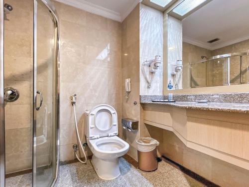 名古屋星球度假酒店的一间带卫生间和玻璃淋浴间的浴室