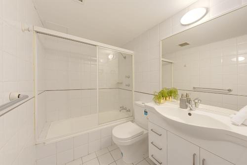 悉尼Spacious & Cosy 2 Bedroom Apartment in Darling Harbour的浴室配有卫生间、淋浴和盥洗盆。
