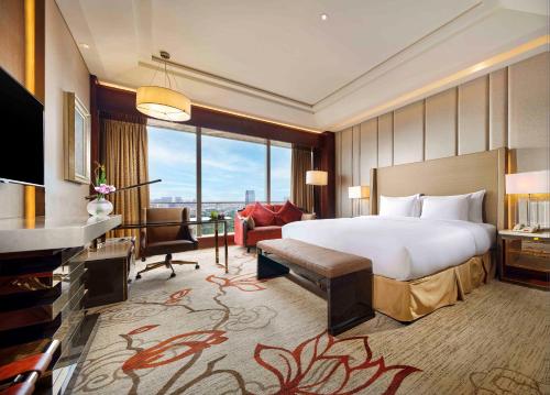义乌义乌三鼎开元名都大酒店 的一间带大床的卧室和一间客厅