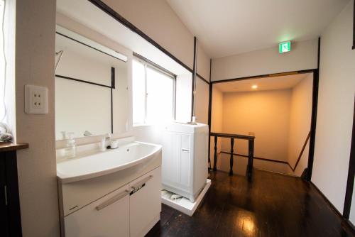 东京ACT one的一间带水槽和镜子的浴室