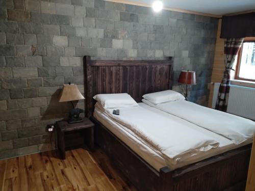 潘尼希特Algara hut的砖墙客房中的两张单人床
