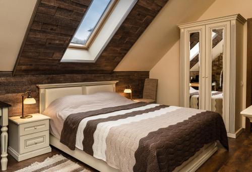 布什泰尼Poiana Golf Chalet的一间卧室配有一张床和天窗