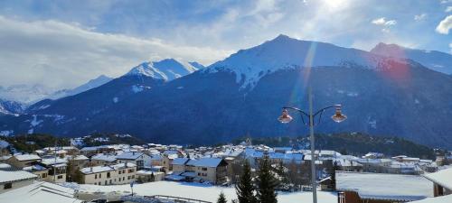 欧苏瓦Fleur et Benj的享有雪覆盖的山城美景