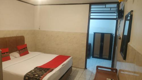 HaguVina Vira Hotel的一间卧室设有一张床和一个滑动玻璃门