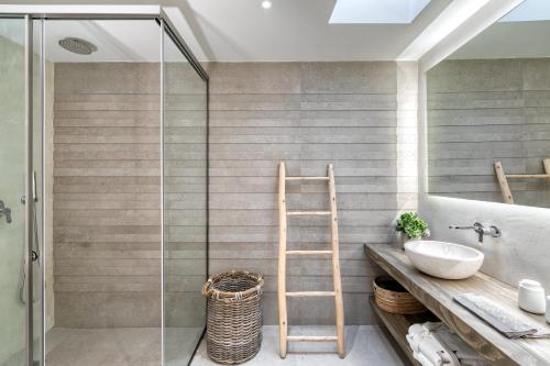 图罗斯M - Mykonos Villas的浴室设有水槽和淋浴旁的梯子