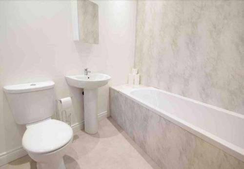 贝尔法斯特Casement Townhouse的白色的浴室设有卫生间和水槽。