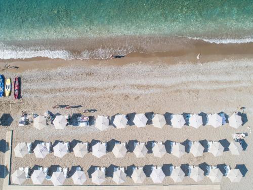 安吉Hotel Monte Mare - all inclusive的海滩上方的椅子和大海美景