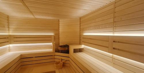 安吉Hotel Monte Mare - all inclusive的铺有木地板并配有木质墙壁的小型木制桑拿浴室