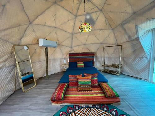 木州县Mường sang farmstay的蒙古包内一间卧室,里面设有一张床