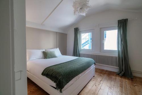 蓬泰特雷萨Mansarda Verde by Quokka 360 - cosy attic apartment with lake view的一间卧室设有一张床和一个窗口
