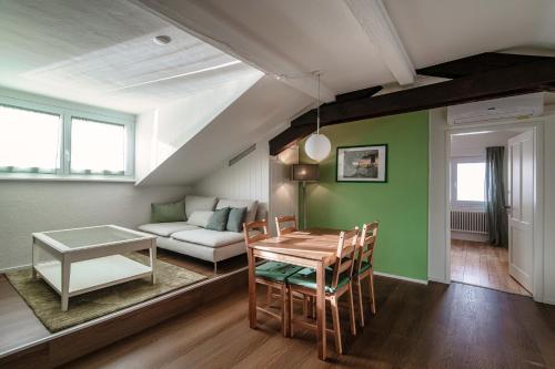 蓬泰特雷萨Mansarda Verde by Quokka 360 - cosy attic apartment with lake view的客厅配有桌子和沙发