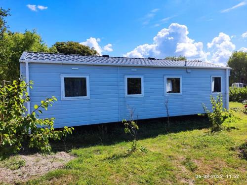 塞罗斯凯尔克mini-camping 't Bergje的院子里的蓝色小房子