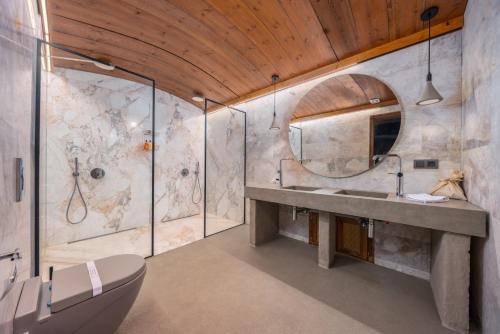 乌奇希萨尔塔斯克纳克拉酒店的一间带水槽和镜子的浴室
