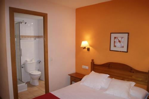 巴加卡尔巴蒂斯塔旅馆的一间卧室配有一张床,浴室设有卫生间