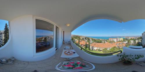 科佩尔Razgled/The View的客房设有享有美景的大窗户。