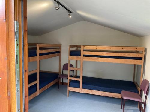 泰恩德拉姆Trekker Hut的房屋内带三张双层床的房间