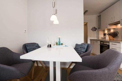 韦斯特兰Beachlife-Sylt的厨房里配有白色的桌椅