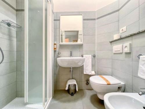 加比切马莱Hotel Vienna的一间带水槽、卫生间和淋浴的浴室