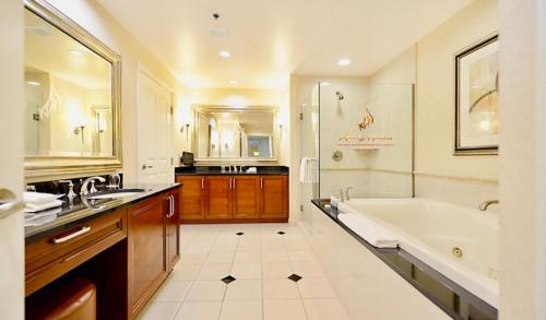 拉斯维加斯Amalz Balcony Suites at Mgm Signature !的带浴缸和盥洗盆的大浴室