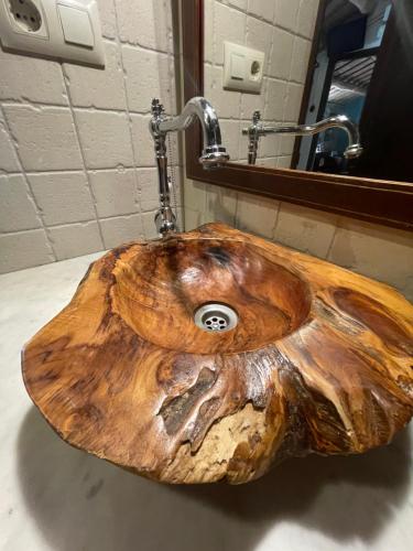 圣科洛马·德法尔Can Canaleta Hotel Rural的木制浴室水槽,由原木制成