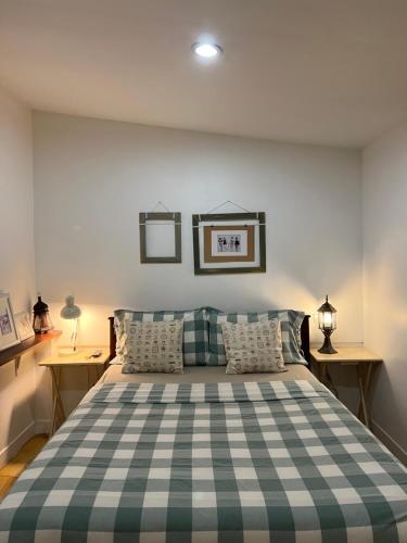 沙美岛Island House Rentals 48的一间卧室配有一张带 ⁇ 子毯子的床