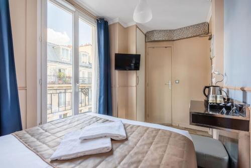 巴黎District Republique的一间卧室设有一张床和一个大窗户