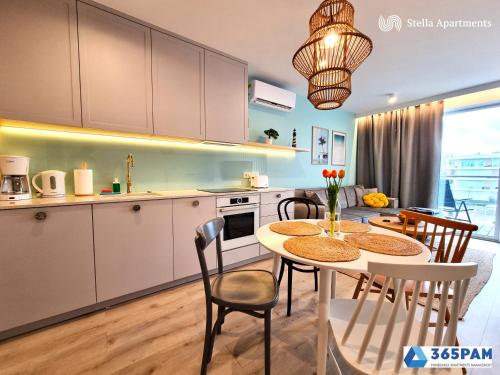贡斯基Apartamenty w Gąskach - 365PAM的厨房以及带桌椅的用餐室。