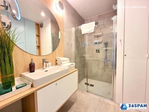 贡斯基Apartamenty w Gąskach - 365PAM的一间带水槽和淋浴的浴室