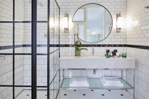 开普敦凯普卡多根精品酒店的一间带水槽和镜子的浴室