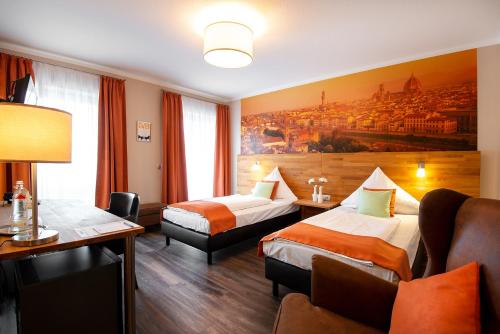 盖伦基兴城市酒店的酒店客房,设有两张床和一张沙发