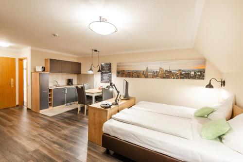 盖伦基兴城市酒店的一间带大床的卧室和一间厨房