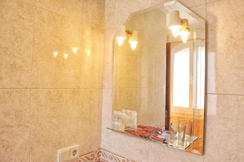 莱佩莱佩港旅馆的一间带镜子和水槽的浴室