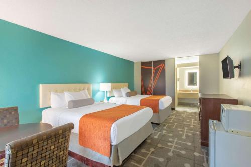 奥尔巴尼豪生酒店 - 奥尔巴尼的酒店客房设有两张床和一张桌子。