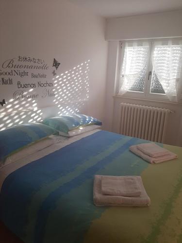 圣佩莱格里诺温泉San Pellegrino Solarium Apartment的一间卧室配有一张灯光床