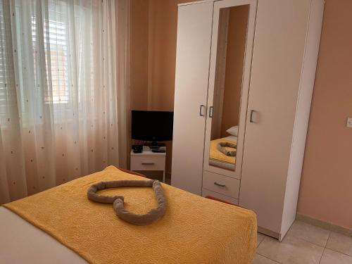 塞维德Apartments Pralija的卧室床上的蛇