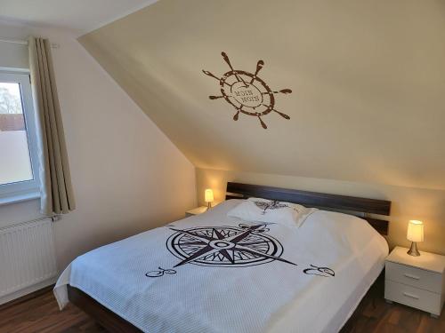 格洛米茨Anker Perla的一间卧室,配有一张描绘船舶的床铺