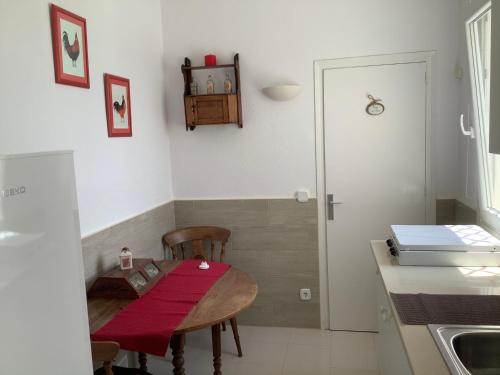 PauLa Casita的一间小厨房,配有一张桌子和红色布