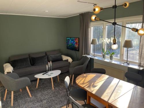 乌普萨拉Small house Uppsala的客厅配有沙发和桌椅