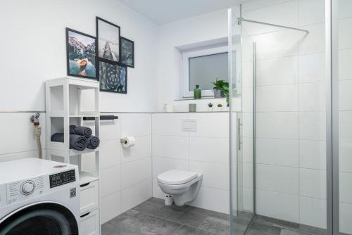 埃森EasyGreen moderenes Appartment - Essen by EasyHood的白色的浴室设有卫生间和玻璃淋浴间。