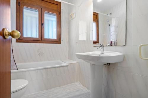 埃勒凡达尔Coma-ruga的白色的浴室设有水槽和卫生间。