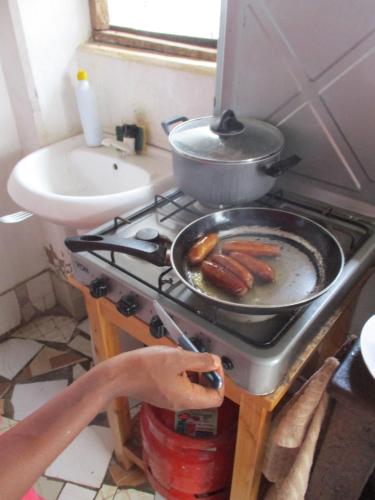 迪亚尼海滩Simba Apartments的厨房里的炉灶上的煎锅