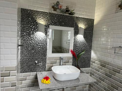 维多利亚Jasmine Stay Self-Catering Apartments的一间带水槽和镜子的浴室