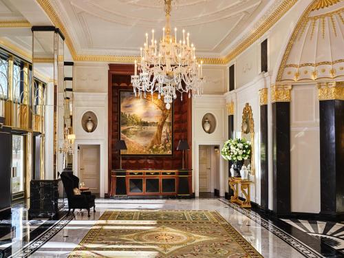 伦敦多切斯特酒店 - 多尔切斯特精选的大堂配有吊灯和地毯