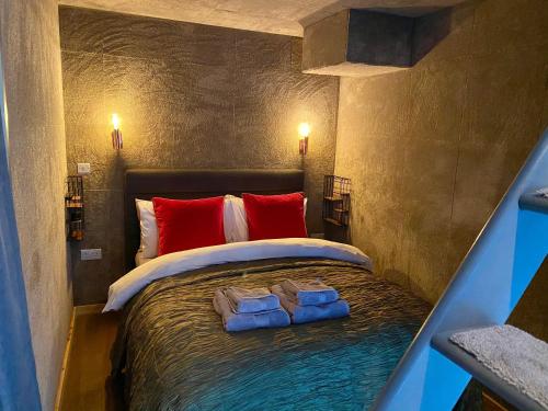 普里茅斯Sunridge Geodome with private Hot tub的一间卧室配有一张床,上面有两条毛巾